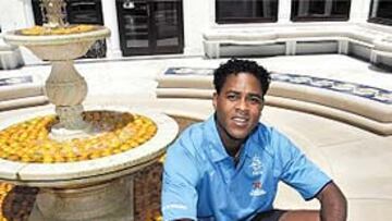<b>KLUIVERT Y LAS NARANJAS</b>. El delantero de Holanda posa delante de una fuente llena de naranjas.