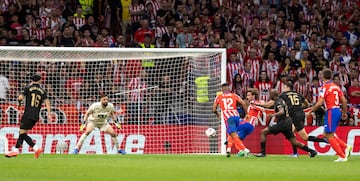 2-0. Centro desde la derecha de Marcos Alonso, Samuel Lino se eleva, el balón le da en el hombro para superar a su marcador.  El '7' aprovecha para lanzarse, empalmar con la pierna izquierda y superar al guardameta del Valencia.