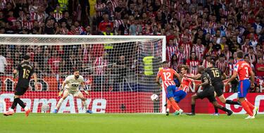 2-0. Centro desde la derecha de Marcos Alonso, Samuel Lino se eleva, el balón le da en el hombro para superar a su marcador.  El '7' aprovecha para lanzarse, empalmar con la pierna izquierda y superar al guardameta del Valencia.
