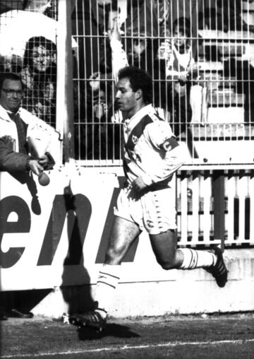 Fue el delantero centro en el nuevo ascenso de Segunda B a Segunda con s¨®lo 19 a?os. En realidad, en las siete temporadas vistiendo La Franja, vivi¨® dos ascensos, el ya referido a Segunda y otro posterior a Primera. Su eficacia goleadora fue vital en los logros del equipo.