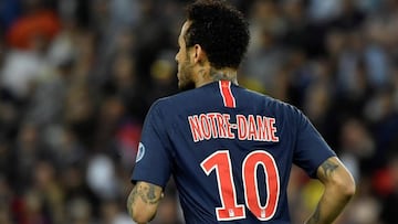 El extremo brasileño del Paris Saint Germain Neymar luce una camiseta en honor a la catedral de Notre Dame durante el partido de la Francia Ligue 1 que enfrentó, este domingo 21, al París Saint Germain contra el AS Mónaco en el