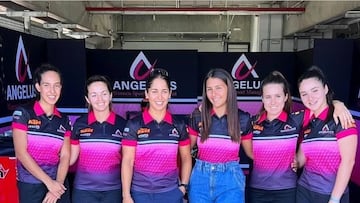 Mar¨ªa Herrera, la tercera por la izquierda, junto a su equipo.