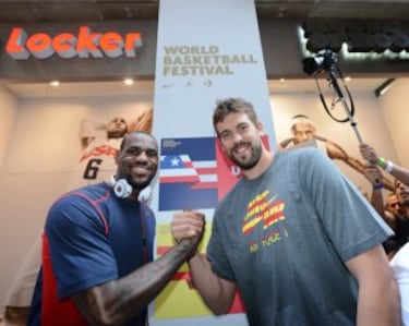 LeBron James con Marc Gasol.