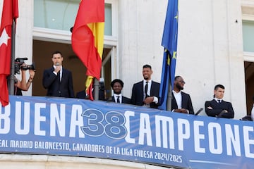 Los jugadores del Real Madrid salen al balcn de la sede de la Comunidad de Madrid para ofrecer el trofeo a sus aficionados.  