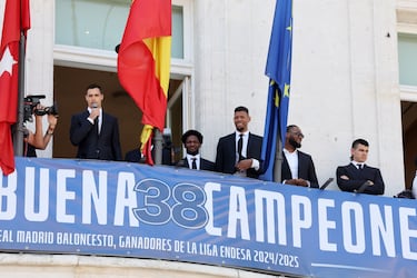 Los jugadores del Real Madrid salen al balcón de la sede de la Comunidad de Madrid para ofrecer el trofeo a sus aficionados.  