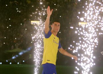 Cristiano Ronaldo durante su presentaci¨®n multitudinaria como nuevo jugador del Al Nassr.