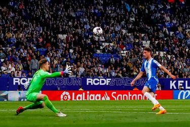 1-4. Javi Puado, con una vaselina, supera a Marc-André ter Stegen y marca el primer tanto perico.