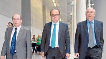 <b>SEMBLANTES SERIOS. </b>Aparicio, Durán y Andreu, ayer, a la salida de los Juzgados de Valencia.