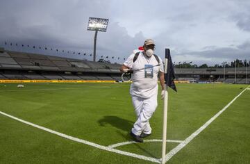 Cancha del Estadio Olímpico Universitario siendo limpiada con el protocolo de protección sanitaria contra el COVID-19 pevio a un partido de la Copa GNP por México.