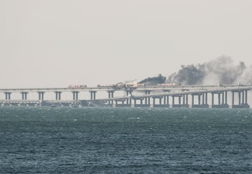 El Puente de Crimea es el más largo de Europa y uno de los más estratégicos del continente. La NAK, Comité Nacional Antiterrorista de Rusia, ha informado de una explosión de un camión la cual ha provocado el incendio de varios tanques.