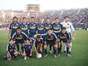 Cristian Muñoz, abajo de Johnny Herrera, fue un talentoso '10'. Ahora va por nuevos desafíos como entrenador.