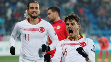 El turco Enes Unal celebra su segundo gol ante Andorra en la clasificaci&oacute;n para la Eurocopa 2020.