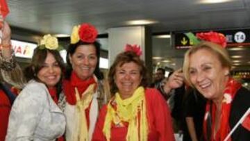 <b>DESEMBARCO. </b>La mayoría de la afición española viajó anoche hacia Sudáfrica para estar en el debut mundialista de la Selección.