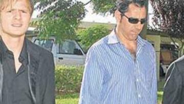 <b>ATERRIZAJE EN SEVILLA. </b>Vogel, a la izquierda, con Manuel Momparlet director deportivo del Betis.