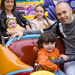 Iniesta disfrutó con su familia en Disneyland París antes de viajar a Japón