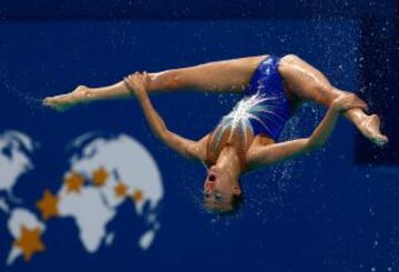 Una integrante del equipo ruso de natación sincronizada durante su ejercicio en los Mundiales de Kazán, Rusia.