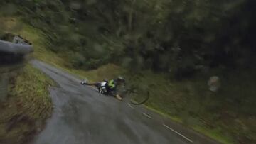 Caídas de Nibali, Marc Soler y De la Cruz al bajar El Cordal