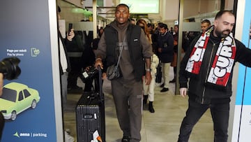 Martin Hongla aterrizando en el aeropuerto de Granada.