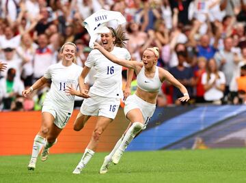 La jugadora inglesa Chloe Kelly celebra el gol de la victoria frente a Alemania en la final de la Eurocopa de fútbol femenina.

 