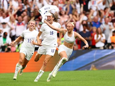 La jugadora inglesa Chloe Kelly celebra el gol de la victoria frente a Alemania en la final de la Eurocopa de fútbol femenina.

 
