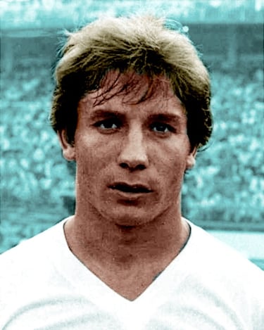 Isidro Díaz se formó en las categorías del Real Madrid y fue parte del primer equipo de 1977 a 1985, contribuyendo en varias ligas y competiciones europeas con su versatilidad ofensiva. Más tarde, en la temporada 1987-89, firmó por el Elche, donde siguió desplegando su calidad como delantero. 