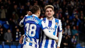 SAN SEBASTIÁN (ESPAÑA), 17/01/2023.- Los jugadores de la Real Sociedad, el defensa Gorosabel (i) y el centrocampista Robert Navarro, celebran el gol de Navarro durante el partido de Copa del Rey, que enfrenta a la Real Sociedad con el RCD Mallorca, este martes en el estadio Reale Arena de San Sebastián. EFE/ Javier Etxezarreta