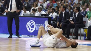 Jaycee Carroll se agarra el tobillo izquierdo.