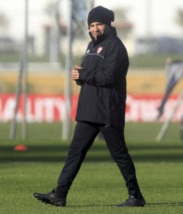 Actualmente entrena al Sevilla.