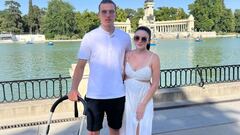 Andriy Lunin protagonizó una de las imágenes más sorprendentes y virales tras casarse con Anastasia Tamazova en chándal en una ceremonia civil que tuvo lugar en Madrid. La esposa del portero del conjunto blanco es una asidua de las redes sociales con sesiones fotográficas donde presume de su figura. 
