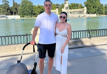 Andriy Lunin protagonizó una de las imágenes más sorprendentes y virales tras casarse con Anastasia Tamazova en chándal en una ceremonia civil que tuvo lugar en Madrid. La esposa del portero del conjunto blanco es una asidua de las redes sociales con sesiones fotográficas donde presume de su figura.