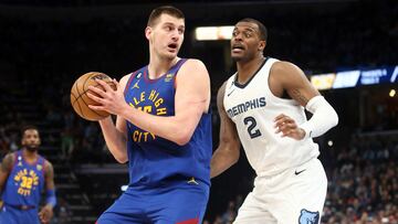 Nikola Jokic trata de postear sobre Xavier Tillman en el Memphis Grizzlies-Denver Nuggets.