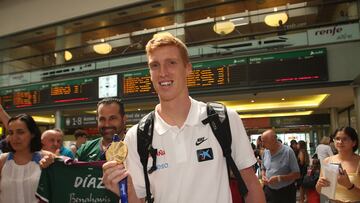 Alberto Díaz, a su llegada a Málaga con el oro en el Eurobasket.