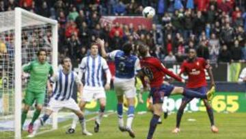 Agirretxe y Oriol Riera pelean por un balón en un córner del disputado empate entre Osasuna y Real Sociedad.