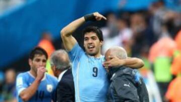 Luis Suárez celebra uno de los goles a Inglaterra en el pasado Mundial con Walter Ferreira.