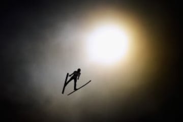 Espectacular imagen del esquiador austriaco Thomas Diethart.