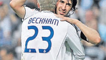 <b>HAPPY FAMILY. </b>La madre de Beckham, a la izquierda, disfrutó de la fiesta y de la gran actuación de su hijo. Victoria, con gafas negras, empieza a despedirse del Bernabéu.