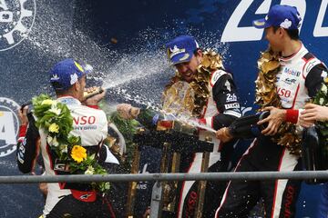 Los pilotos de Toyota Gazoo Racing TS050 Hybrid, Sebastien Buemi, Fernando Alonso y Kazuki Nakajima celebran la victoria.