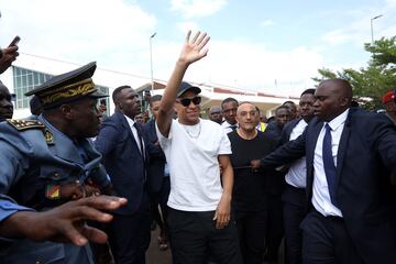 Por primera vez desde que nació, el delantero francés Kylian Mbappé visitó Camerún, el país nativo de su padre Wilfried. En las imágenes se puede apreciar el fuerte dispositivo que rodeaba al jugador en su itinerario en el país africano.