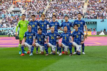 Los  colores de la selección japonesa son el azul y el blanco y en el escudo aparece el Yatagarasu o cuervo de tres patas con un balón de fútbol.