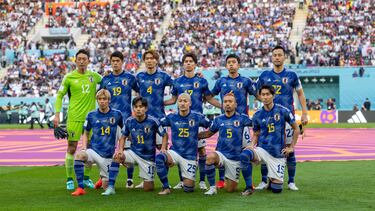 Los colores de la selección japones son el azul y el blanco y en el escudo aparece el Yatagarasu o cuervo de tres patas con un balón de fútbol.
