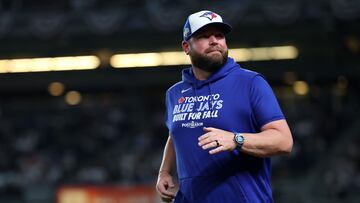 NEW YORK, NEW YORK - OCTOBER 07: Manager John Schneider of the Toronto Blue Jays runs to the field before the game against the New York Yankees in game three of the American League Division Series at Yankee Stadium on October 07, 2025 in the Bronx borough of New York City. Ishika Samant/Getty Images/AFP (Photo by Ishika Samant / GETTY IMAGES NORTH AMERICA / Getty Images via AFP)