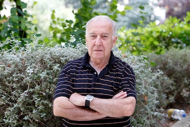 El fútbol perdió el 21 de junio, a los 86 años de edad, a Santiago Gómez Pintado, un hombre que triunfó más como empresario que como jugador, pero que también es muy recordado cuando presentó su candidatura a la presidencia del Real Madrid en 1995. Gómez Pintado perdió aquellas elecciones, en las que compitió ante Ramón Mendoza y un joven Florentino Pérez, pero su eslogan quedó para la historia: ‘Bueno para el Madrid’. Por aquellas fechas ya había destacado en el mundo empresarial como presidente de Otaysa, patrocinador dos temporadas del equipo blanco. Antes había jugado al fútbol en el Atlético de Madrid, Badajoz, Cádiz, Racing de Santander, Murcia… También formó parte de la disciplina madridista, pero no llegó debutar oficialmente con el club de sus amores.