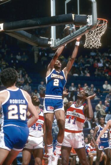 Tras pasar por Bucks y Pacers, se fue a los Nuggets en un error de Indiana, que se quedó con un George McGinnis que daba sus últimos coletazos y no levantó cabeza. English promedió más de 25 puntos por partido durante ocho temporadas consecutivas y puso en el mapa a los Nuggets, que tuvieron alguna que otra batalla (perdida, claro) ante los Lakers de Magic Johnson, contra los que llegaron a disputar las finales del Oeste en 1985. Un anotador prolífico en una década llena de talentos.