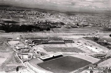 Fotografía de la construcción del Santiago Bernabéu. Abajo de la imagen el antiguo estadio de Chamartín.