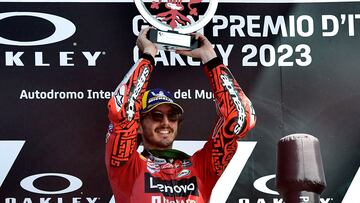 Francesco Bagnaia levanta el trofeo de campeón del Gran Premio de Italia de MotoGP 2023.