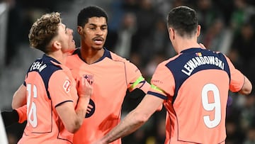 1-3. Marcus Rashford celebra el tanto con Fermín López y Robert Lewandowski.