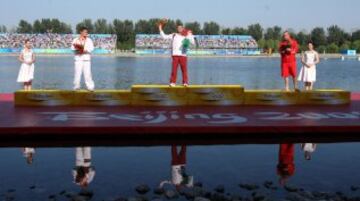 Cal en el podio tras quedar segundo (medalla de plata) en la final de C1 1000 M de los JJOO de Pekín 2008.