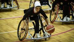 Nilofar Bayat, jugando a baloncesto