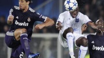 <b>ESCUDEROS DE XABI ALONSO. </b>Khedira y Lass, durante el partido frente al Auxerre del pasado martes.
