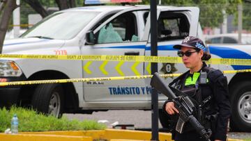 CELAYA, GUANAJUATO. 24JULIO2024.- Los policías de Tránsito y Policía Vial fueron atacados a balazos en el estacionamiento del Hotel Casa Inn, en la Plaza Veleros. La Secretaría de Seguridad Ciudadana confirmó que falleció el Policía José Ramón "N" y su compañero está herido. El camión donde trasladarian a los jugadores de la Sub 20; presentó impactos de bala, por fortuna se encontraban en el hotel al momento de ataque. El hotel en la fachada así como dos patrullas tambien presentaron daños por los balazos. 
FOTO: DIEGO COSTA/CUARTOSCURO.COM